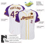 Maillot de baseball à manches raglan authentique, blanc, personnalisé, violet et doré, à fines rayures Maillot de baseball à manches raglan authentique, blanc, personnalisé, violet et doré, à fines rayures
