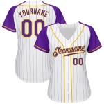 Maillot de baseball à manches raglan authentique, blanc, personnalisé, violet et doré, à fines rayures Maillot de baseball à manches raglan authentique, blanc, personnalisé, violet et doré, à fines rayures