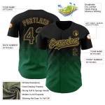 Maillot de baseball 3D dégradé noir vert Kelly - ancien design doré, motif carré personnalisé, formes authentiques Maillot de baseball 3D dégradé noir vert Kelly - ancien design doré, motif carré personnalisé, formes authentiques